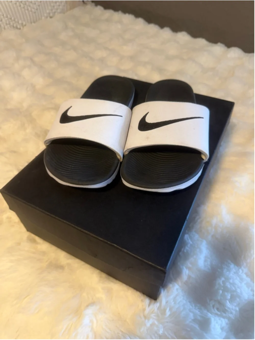 Preowned , Youth Nike Kawa Slide Sandals 🤍🖤, size 7